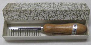 画像4: 【最後の1点です。長期在庫品・訳あり】東京製品(太田製作所) ステンレス製 木柄つき荒目くし 【定形外郵便390円】 (4)