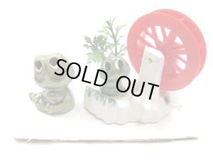 画像2: 【おかげさまで完売しました】【日本製・訳あり】水槽用置物 エアーポンプにつけて泡を出す カエル水車セット (2)